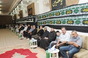﻿مواطنوان من الاخوة الشيعة يتابعون حديث السيد الديباجي عن السيرة الحسينية﻿