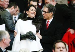 ﻿مالك ليفربول الجديد الاميركي جون هنري وزوجته في احدى المباريات﻿