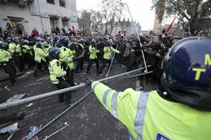 اشتباكات عنيفة بين الشرطة والطلاب في لندن	 رويترز﻿