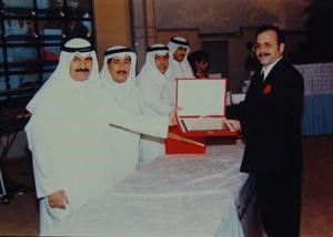 ﻿سعدالله الكيلاني يتسلم شهادة تقدير من مسؤولي الخطوط الجوية الكويتية﻿