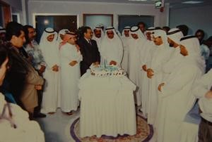 سعدالله الكيلاني يشارك في قطع كيكة الاحتفال بمرور العام الاول لجريدة المؤشر عام 1995 مع عائلة المعوشرجي الكرام وبعض الحضور