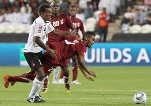 لاعب الوحدة فهد مسعود يتخطى لاعب هيكاري	افپ
