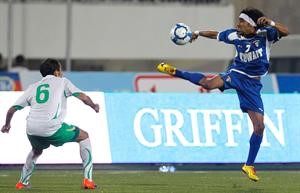 فهد العنزي في طريقه الى الدوري السعودي الازرقكوم