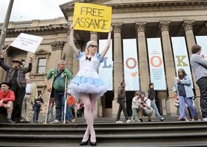 متظاهرة استرالية تحتج على اعتقال مؤسس ويكيليكس وترفع لافتة تطالب باطلاق سراحه كتبت فيها الحرية لاسانج 	افپ﻿