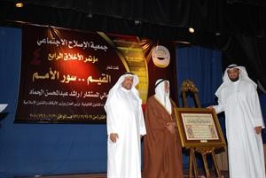 حمود الرومي مكرما ابا الخيل بحضور دمطلق القراوي
