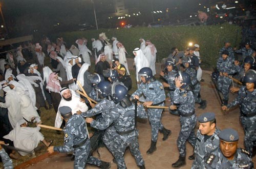 جانب من المواجهات بين القوات الخاصة وحضور ندوة الا الدستور