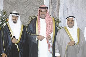 الشيخ ضاري الفهد يبارك للمعرس ووالدهسعود سالم