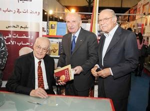 الرئيس سليم الحص يوقع كتابه ومضات في رحاب الامة بحضور الرئيس عمر كرامي	محمود الطويل