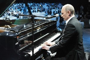 بوتين يعزف على البيانو