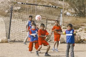 اطفال فلسطينيون واسرائيليون اثناء المباراة﻿