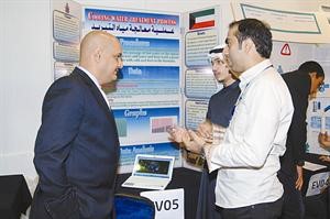 الخرافي يستمع لشرح احد المخترعين
﻿﻿ناصر عبدالسيد
﻿