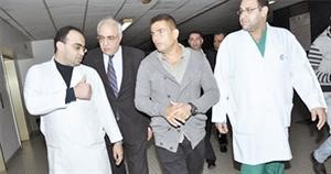عمرو دياب اثناء تواجده في المستشفى
﻿