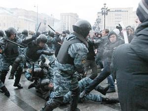 اشتباك عنيف بين الشرطة الروسية والمشجعين اسفر عن اصابات عديدة	 رويترز﻿