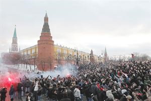 الميدان الاحمر في موسكو اكتظ بالاف المتظاهرين احتجاجا على مقتل مشجع﻿