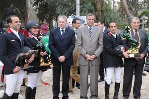 رئيس اللجنة الاولمبية الدولية جاك روغ مع حسن صقر اثناء حضورهما لمنافسات قفز الحواجز للخيول﻿