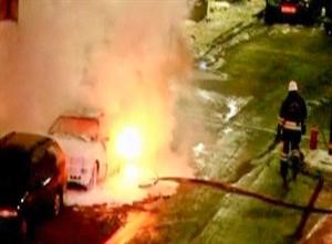صورة ماخوذة من فيديو لاطفائي يخمد النيران المشتعلة في سيارات نتيجة احد التفجيرين رويترز﻿