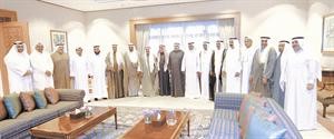 صاحب السمو الامير الشيخ صباح الاحمد متوسطا وزير الاعلام ورئيس جمعية الصحافيين ورؤساء تحرير الصحف المحلية﻿