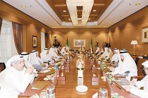 صاحب السمو الامير الشيخ صباح الاحمد لدى اجتماعه مع وزير الاعلام ورئيس جمعية الصحافيين ورؤساء تحرير الصحف المحلية امس﻿