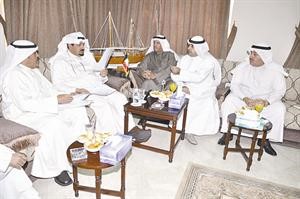 الشيخ احمد العبدالله لدى لقائه عددا من رؤساء تحرير الصحف المحلية بحضور الشيخ فيصل المالك﻿