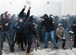 مشاغبون روس يرمون افراد الشرطة بالحجارة والثلوجاپ﻿