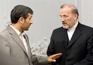 صورة ارشيفية للرئيس الايراني احمدي نجاد ووزير خارجيته الاسبق منوجهر متكي﻿
