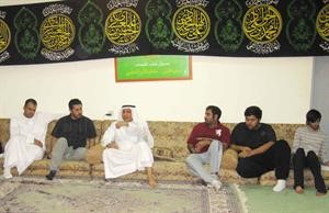 دعبدالمحسن جمال خلال اللقاء مع الشباب في حسينية دار الزهراء