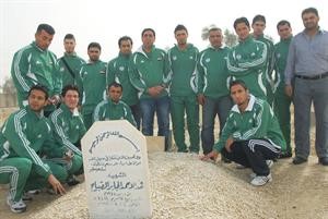 لاعبو المنتخب العراقي في زيارة لضريح الشهيد فهد الاحمد
