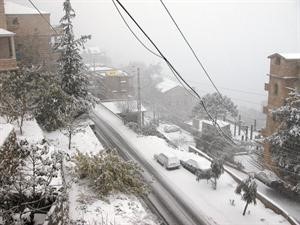 العاصفة الثلجية في لبنان اغلقت عددا من الطرق الرئيسية﻿