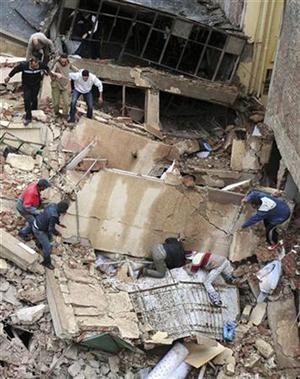 عمال انقاذ اثناء البحث عن ضحايا في مصنع النسيج في الاسكندرية﻿