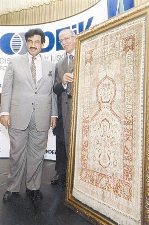 بدر المخيزيم يقدم هدية لسمو رئيس مجلس الوزراء الشيخ ناصر المحمد اثناء زيارته لتركيا