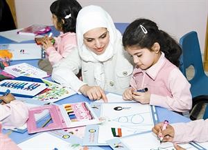 ليلى المختار مع طفلة مشاركة في مسابقة زينة للرسم احبك يا كويت﻿