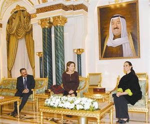الشيخة امثال الاحمد مستقبلة الملكة رانيا العبدالله لدى وصولها الى البلاد بحضور السفير الاردني﻿