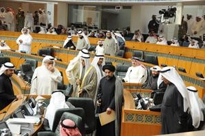 النواب في قاعة المجلس بعد رفع الجلسة على خلفية قضية رفع الحصانة