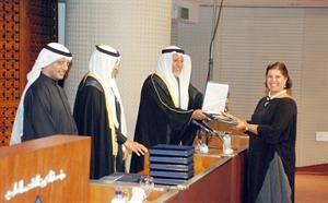 الشيخ علي الجراح مكرما احدى الفائزات بجائزة التقدم العلمي