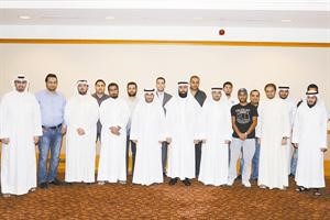 عدنان الملا يتوسط عددا من المتدربين
