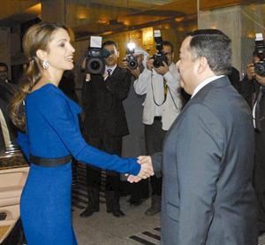 الملكة رانيا تصافح السفير الاردني جمعة العبادي
﻿