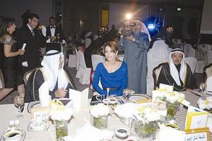 الملكة رانيا في حديث مع محمد الشايعبحضور ناصر الخرافي