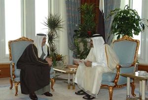 الشيخ احمد الحمود الجابر يسلم امير قطر الشيخ حمد بن خليفة ال ثاني الدعوة﻿