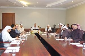 درضا الحسن ودادم الملا مع الحضور في المؤتمر قاسم باشا