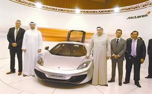 محمد الغانم وايان هسيون ويوسف القطامي بجانب ماكلارين ام بي4-12سيهاني الشمري