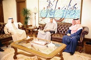 الشيخ مبارك الدعيج مستقبلا صالح الفضالة والشيخ خالد مبارك العبدالله﻿