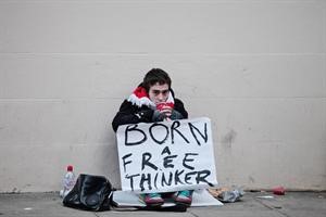 مؤيد لمؤسس موقع ويكيليكس ينتظر الافراج عنه خارج محكمة ويستمنستر ويحمل لافتة ولادة مفكر حراپ﻿