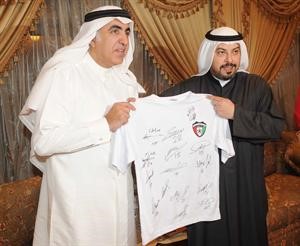 الفهد يسلم عبدالعزيز الحساوي فانيلة تحمل توقيع لاعبي الازرق﻿