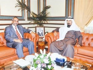 الشيخ علي الجابر والسفير اشرف سليمان خلال اللقاء
