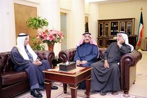 الرئيس جاسم الخرافي ونائبه عبدالله الرومي اثناء استقبالهما صالح الفضالة﻿