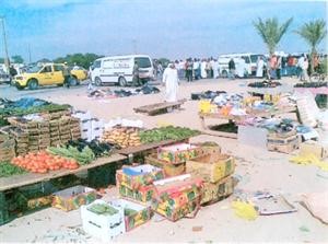 كميات من الخضراوات والفواكه في سوق بمنطقة المطلاع
