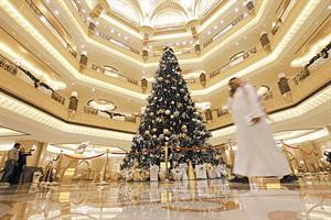 شجرة الميلاد الاغلى في بهو فندق قصر الامارات 	افپ﻿