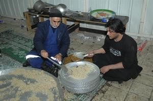 جانب من تجهيز الطعام لرواد الحسينيات