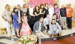 المعرس احمد ايراج وعروسه هيفاء حسين في صورة جماعية مع نجوم الفن
﻿