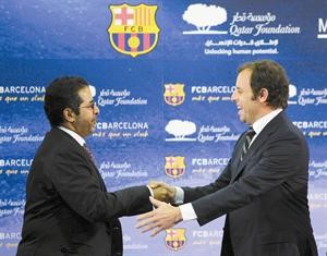 رئيس نادي برشلونة ساندرو روسيل يهنئ نائب رئيس الشركة القطرية للاستثمار احمد السليطي بالتعاقد